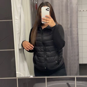 Väst  - En svart väst från Zara i storlek M. Köptes för 6 månader sen och har använts 3-4 gånger. Bekväm och väldigt fin. Går att justera längd och passform med snören vid sidorna.
