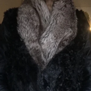 Fuskpälskrage - Är mer grå irl men min kamera struntar i det. Kan användas innanför ytterplagget eller läggas ovanpå som en pälskrage.  Korrekt färg på bild nr 1