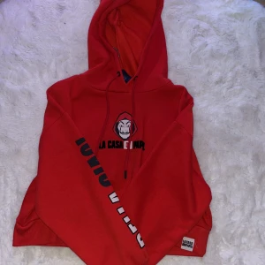Röd La Vasa De Papel Hoodie Storlek S - En röd la casa de papel hoodie. Mjuk i insidan som också värmer en. 