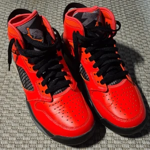 Nyskick Air Jordan - Jättefina röda Air Jordan ICI C'EST PARIS, Storlek 39 (24,5 cm) Endast använda en gång utomhus, absolut nyskick.