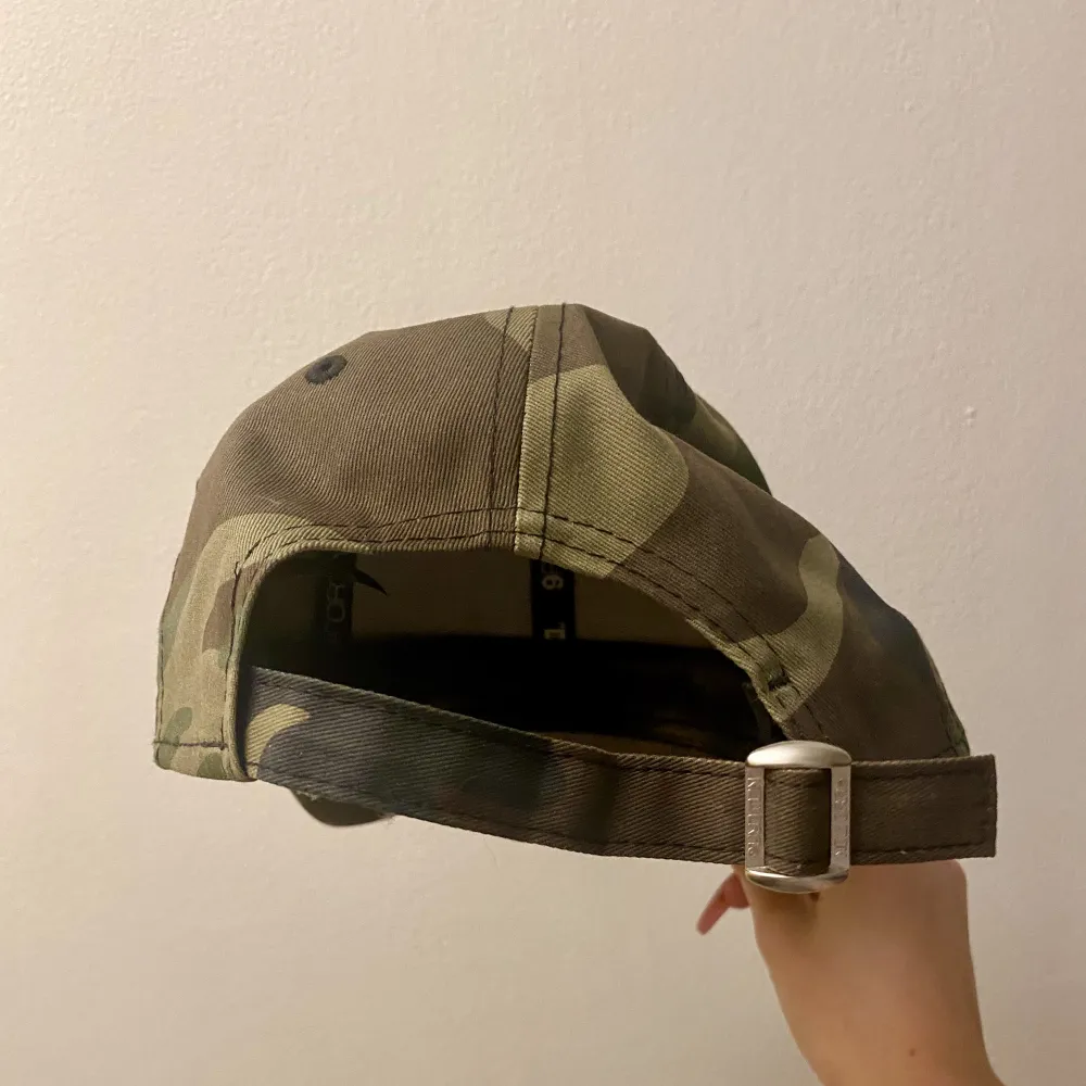 Keps från New Era i färgen militärgrön/camo! Använd max tre gånger. . Accessoarer.