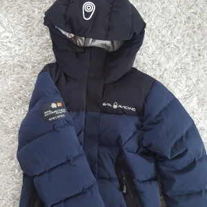  Jacka - Sail Racing jacka, haft i 2 år men bara använt 2gånger. Jätte fint skick, kan skickas fler bilder.  