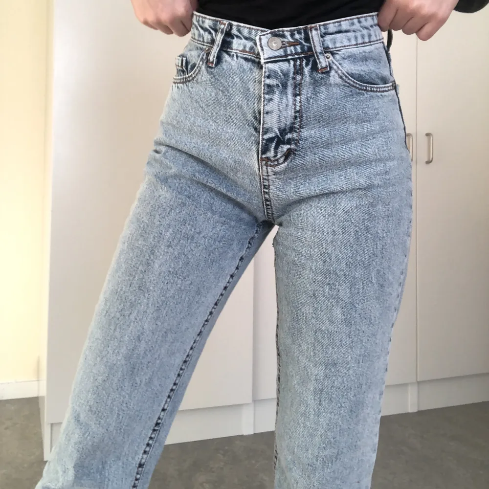 Superfina petite jeans. De är mer blå i verkligheten och inte grå. Sitter superfint där bak och tajt vid midjan. Är i bra skick. Petite så runt 155-158 cm lång. Skriv vid frågor ❤️. Jeans & Byxor.