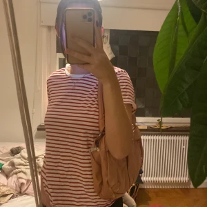 Randig t-shirt - En jätte fin trendig stockholmstil tröja! Köpt på stradivarius💞köpare står för frakt-40kr🥰