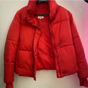 Röd pufferjacket - Skitsnygg, varm och skön jacka! Perfekt passform och passar till allt! 💕 
