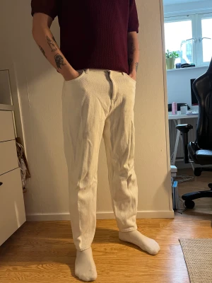 Weekday byxor - Ett par limited edition jeans i beige tvätt från weekday!  Sparsamt använda