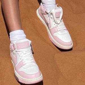 Off white sneakers  - Jag vill se intresset på mina off white sneakers. Kvitto och dustbag samt box finns. Använd 2 gånger, och ser helt oanvända ut. Nypris:4200kr säljer dom för 3000kr. Storlek 37. 