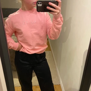 Tröja från NAKD - Sweater från NA-KD. Köpt för ca 400. Superfin passform och fin till sommaren . Säljer på grund av att jag har för mycket kläder.