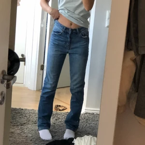 Midrised straight blå jeans - Säljer dessa fina jeansen från h&m då jag behöver pengar. Storlek 34. kom privat vid frågor eller intresse!