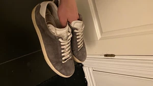 Saint Laurent sneakers  - Riktigt goa saint Laurent skor i häftigt suede mönster, helt perfekta inför sommaren!