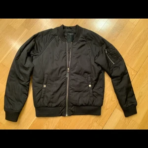 Bomberjacka lager 157  - Mycket mjuk i tyget så den är jätte skönt. Mkt bra skick 