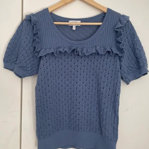 Blå stickad topp - Blå stickad topp med fint mönster och volangdetaljer från & other stories. Aldrig använd så i perfekt skick.