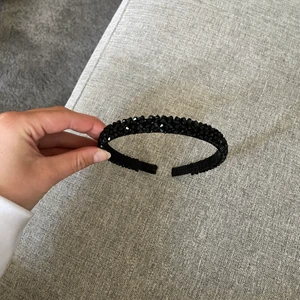 Svart diadem  - Diadem med ”svarta pärlor” på, tyvörr aldrig kommit till användning så säljer det därför. Frakt tillkommer på 15kr❤️ Hör av er vid frågor 😊
