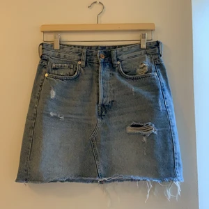 Jeanskjol - Jeanskjol från H&M i storlek 36, sparsamt använd och i fint skick 