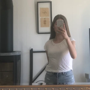 Vit top - Super söt vit top med vingade ärmar, har små diameter däe framme och och perfekta till sommaren🤍 säljer den för 40kr + frakt. Skriv om du är intresserad💕