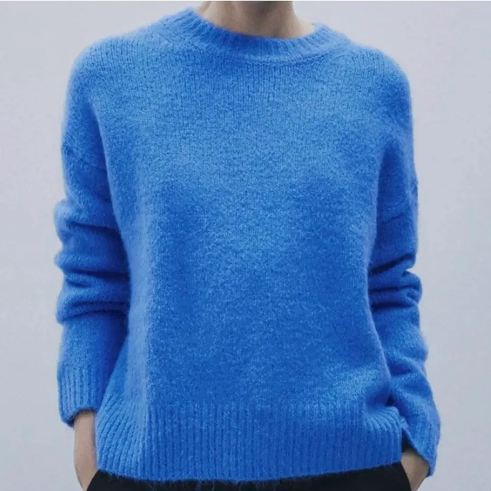 Säljer denna stickade tröja från zara i underbar blå färg❤️. Stickat.