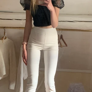 Festtoppar newyorker - Såå fina tröjor från newyorker! Jag har klippt av dem så att dem är croppade men det är inget som ser konstigt ut enligt mig, 50kr/ styck eller 90 för båda. Köparen står för frakt 💕