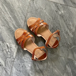 Zara sandaler - Jättegulliga sandaler från Zara i storlek 35, men passade mig när jag hade storlek 36. Sparsamt använda 💓 Hör av dig vid frågor!
