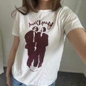Zara tröja - En äldre Zara t-shirt i stl M. Supercool och i bra skick! 🌟 Skickar med spårbar frakt 66kr eller så billig frakt som möjligt men inte spårbar💕
