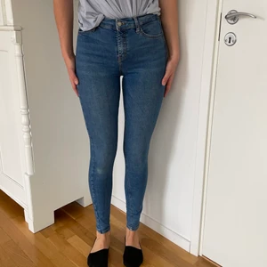 Jeans slimfit stretch - Superstretchiga jeans från topshop i modellen Jamie. Storleken är W26L34 jag är 178cm lång 