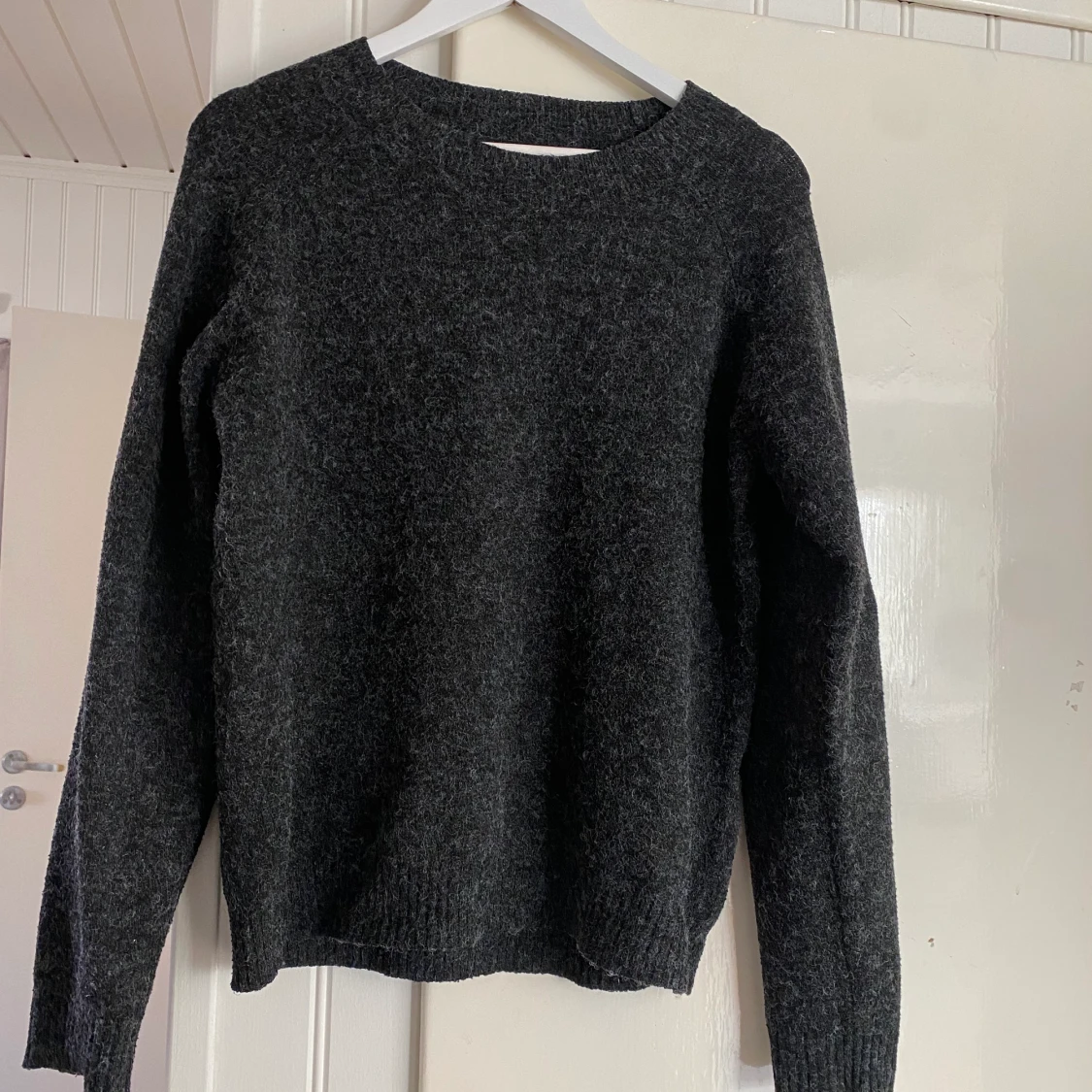 Grå/svart stickad tröja