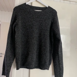 Grå/svart stickad tröja - Stickad tröja från Vera Moda 