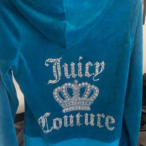 Blå juicy couture sätt med rhinestones. Strlk xl men sitter som en L/M endast testad pga för liten. Köpt för 1200 säljer för 700 + frakt 