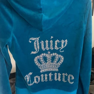 Juicy couture rhinestones  - Blå juicy couture sätt med rhinestones. Strlk xl men sitter som en L/M endast testad pga för liten. Köpt för 1200 säljer för 700 + frakt 