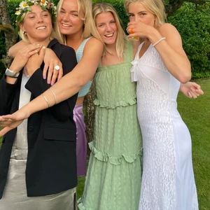 Grön klänning - Säljer denna trevliga långklänning, då det inte är min stil längre. Använd 1 gång så inprincip ny