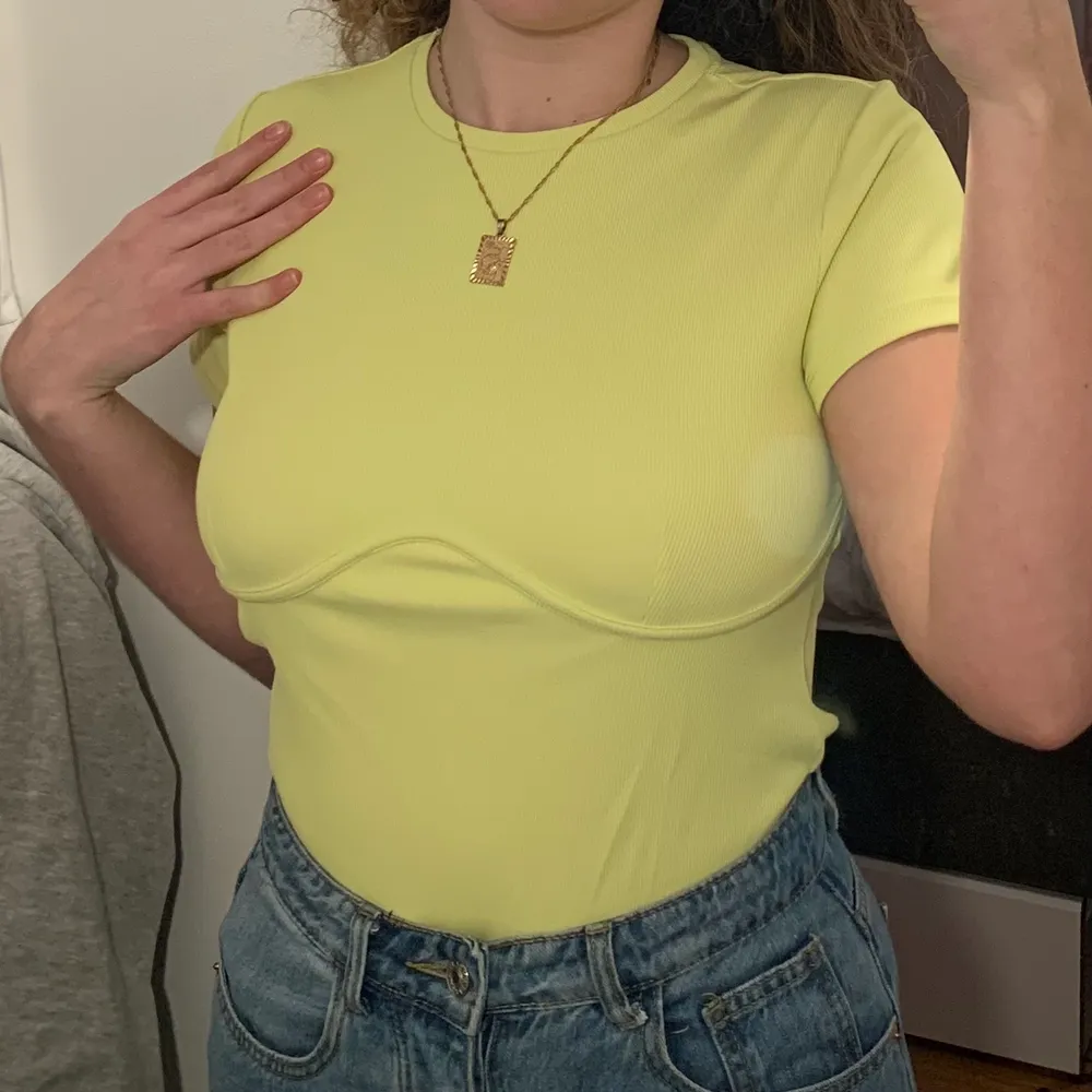 Lime gul tröja från Gina. Aldrig använd och passar både M och L men är i storlek M.. Skjortor.