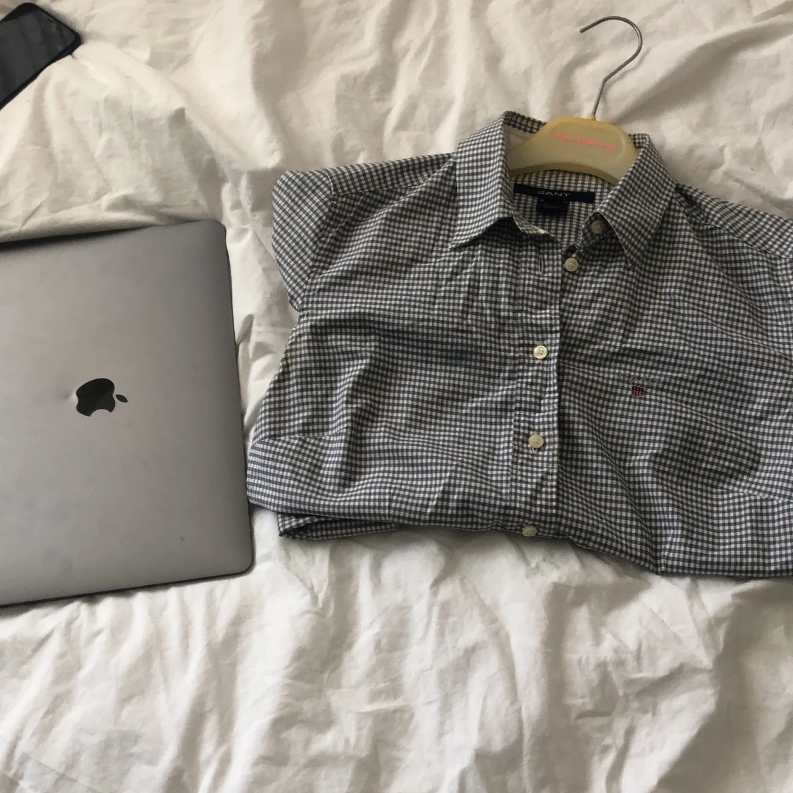 En Gant skjorta i storlek S.