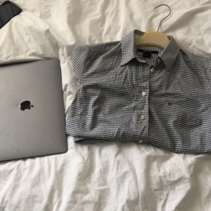 En Gant skjorta i storlek S. - En Gant skjorta som passar perfekt nu i vår även sommar. Du kan styla den hur du vill och den köptes i Frankrikes mall Gant affär, vilket betyder att den är äkta. 