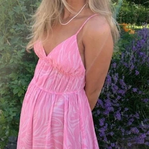 Hm klänning  - Intressekoll på den här fina klänningen från hm💕💕💕 skriv till mig vid intresse🤗