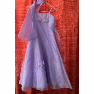 Klänning  - Passar möjligtvis 7-10 åring. Använd ett tillfälle. Sjal tillhör. Möts upp.