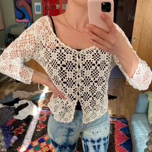 Virkad kofta strl S-M - Virkad kofta med små knappar. Fint skick!