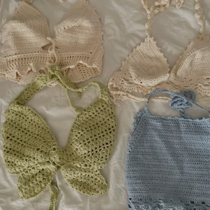 Virkade toppar  - Skit snygga virkade toppar för sommaren💐 200kr styck och alla toppar kan man justera. Skriv på dm om ni har några frågor☀️ 