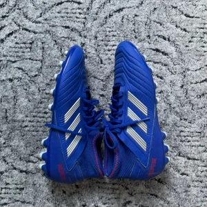 Adidas Predator fotbollsskor  - Använda några gånger väldigt bra skick. Säljes då jag inte spelar fotboll längre.