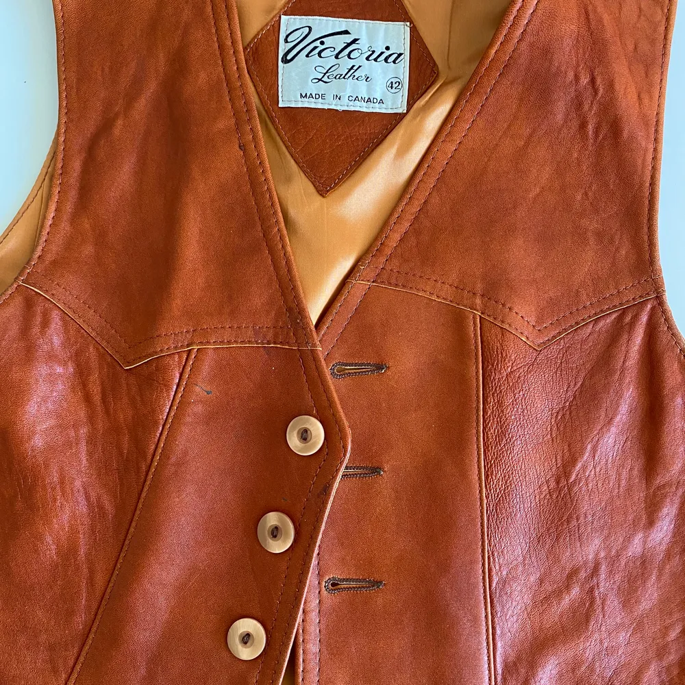 thrifted orange leather vest - great condition. Perfect for spring colourful outfits ✨🧡. Toppar.