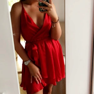 RÖD SOMMARKLÄNNING, LINN AHLBORG X NAKD - Superfin sommarklänning från Linn Ahlborgs kollektion med NAKD, endast använd 1 gång. Strl 36, men resår finns i midan samt att det går att spänna åt i axelbanden. Kan mötas upp i Linköping alternativt frakta till en kostnad som köparen står för🌟