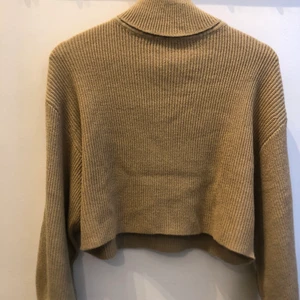 Tröja från hm - Här är en begie tröja frpn h&m jag döljer pga att jag tycker att den grå för rakt ner i slutet men de är inte npgot fel på den(skriv för fler bilder)