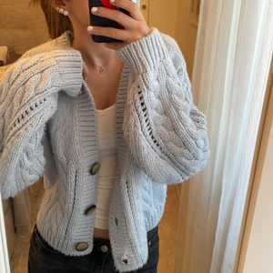 stickad blå kofta 👌🏼 - Super fin stickad kofta från hm. Köpt för 300. Nästintill nyskick. Pris kan diskuteras 