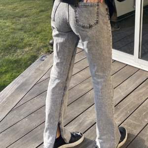 Sjukt snygga grå Zara jeans med slits i storlek M, inte använda mycket så de är i fint skick💓