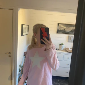 Tröja  - Säljer min jätte fina rosa tröja från club xprs, tror inte den säljs längre. Använd ett antal få gånger så den är i mycket bra sick. Skriv för flera bilder 