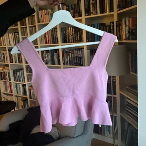 Topp från zara - Söt topp från zara. Storlek M men passar S och XS också 💕💕 Använd ca 1 gång, bra skick! 