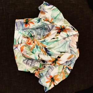 Blus - Lös blommig blus med knappar