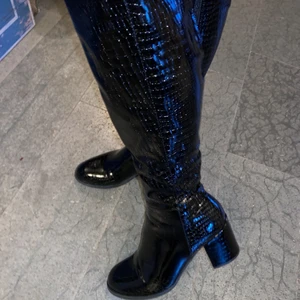 Ormskinnsstövlar - Använda 1 gång. Perfekt höjd och storlek på klacken. Man går bekvämt och lätt i dem. Skit snygga! Säljer av då jag har för många<3