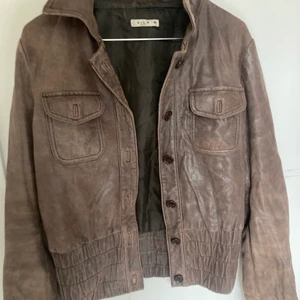 Brun skinnjacka - Säljer denna bruna skinnjacka! 