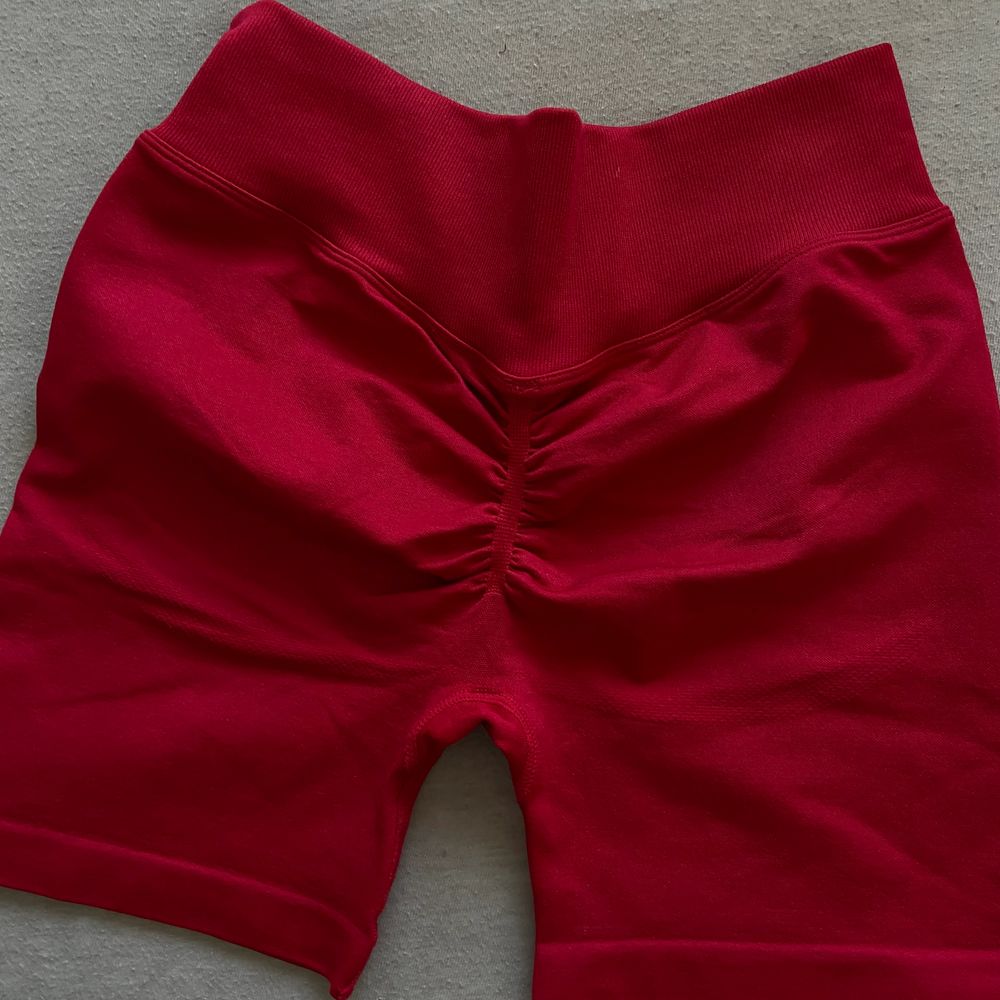 Oanvända röda shorts från iciw. Storlek L men passar mer som M/S. Går att postas . Shorts.