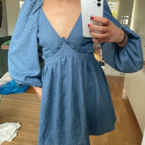 Blå nakd klänning - Söt blå klänning från nakd, använd 1 gång! Storlek 36, säljer för 250kr!