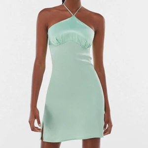 Satin klänning strl S 💚💚 - Grön satin klänning från Bershka. Använt en gång, som ny. Öppen i ryggen med en knytning runt halsen. Nypris 199kr säljer för 99. Jag är 166cm lång och den passar perfekt för mig. 💚 tillkommer frakt på 57kr. 